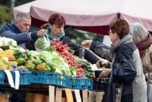 žena nakupuje na farmářském trhu