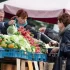 žena nakupuje na farmářském trhu