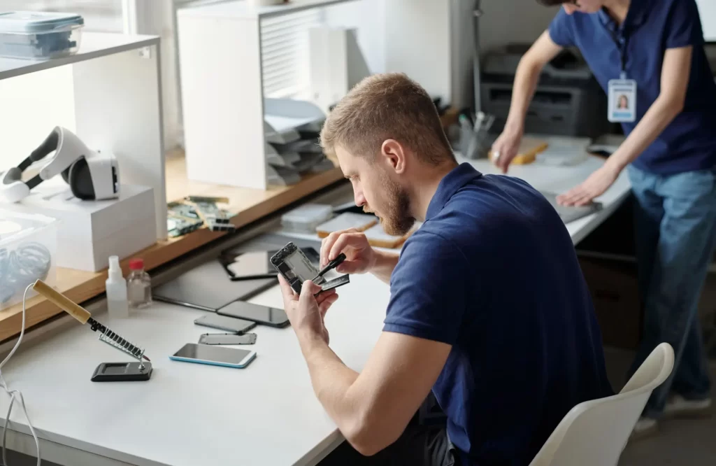 V případě vnitřního poškození se bez služeb technika neobejdete. - Techsvět Technik opravuje mobil