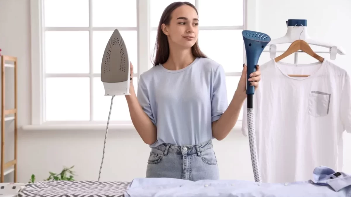 Žena žehlí prádlo