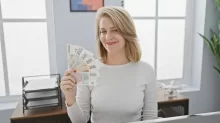 žena s penězi