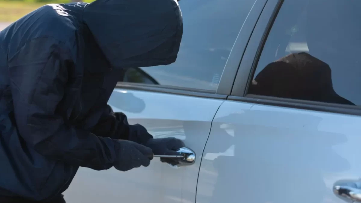 Zloděj krade auto