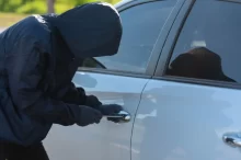 Zloděj krade auto