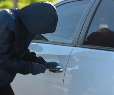 Zloděj krade auto