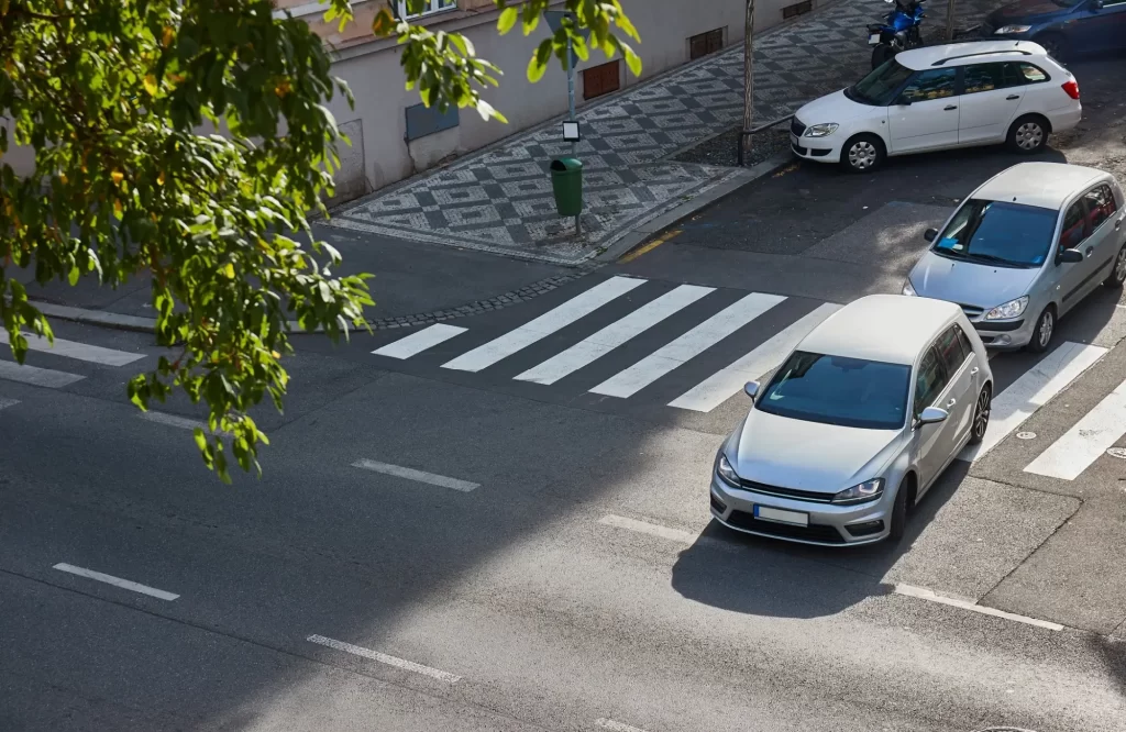 Ve městě platí při průjezdu křižovatkou trochu jiná pravidla, než mimo obec. - Techsvět Křižovatka město