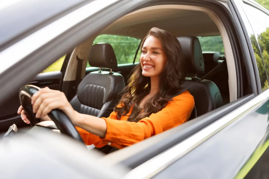 Shutterstock_2462890139 - Techsvět Žena řídí auto