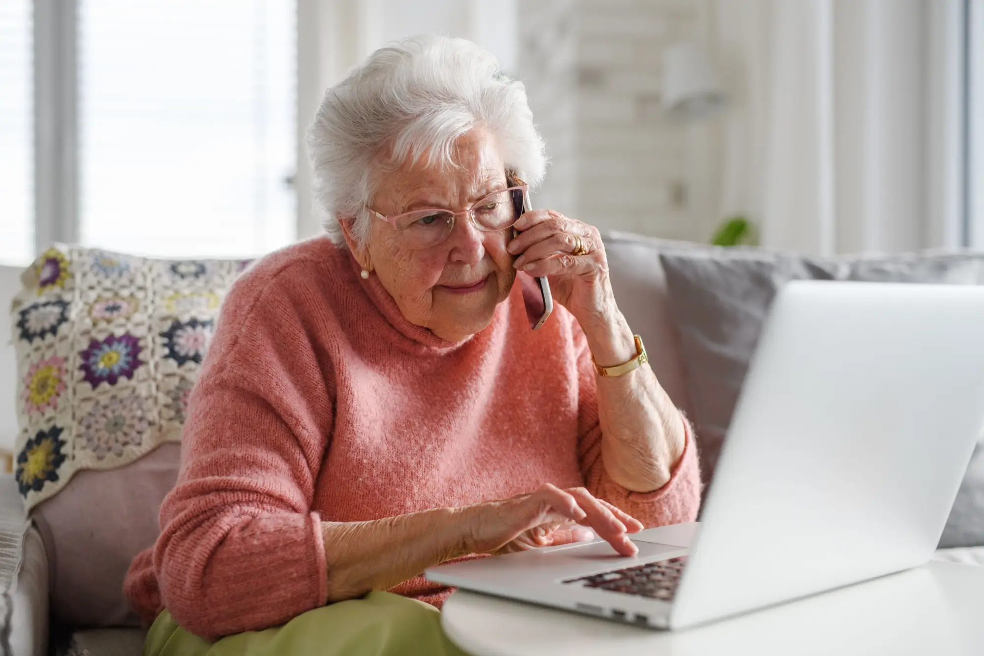 Shutterstock_2464275873 - Techsvět seniorka u notebooku