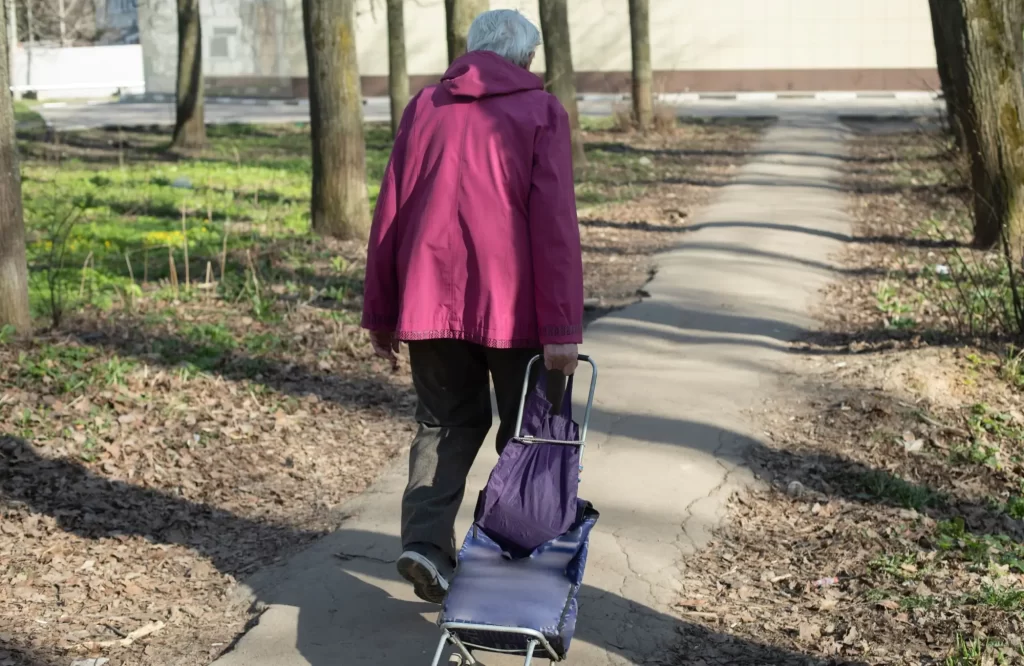 Kvůli systémovým problémům se řada seniorů ocitne na hranici chudoby. - Techsvět Důchodkyně