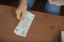 Důchodkyně s bankovkami