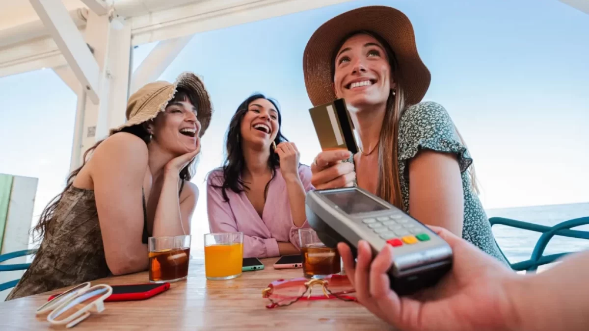 Skupinka turistů platí kartou