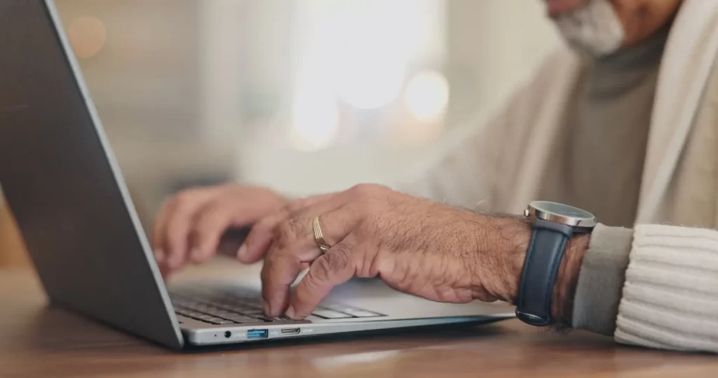 - Techsvět senior pracuje na počítači