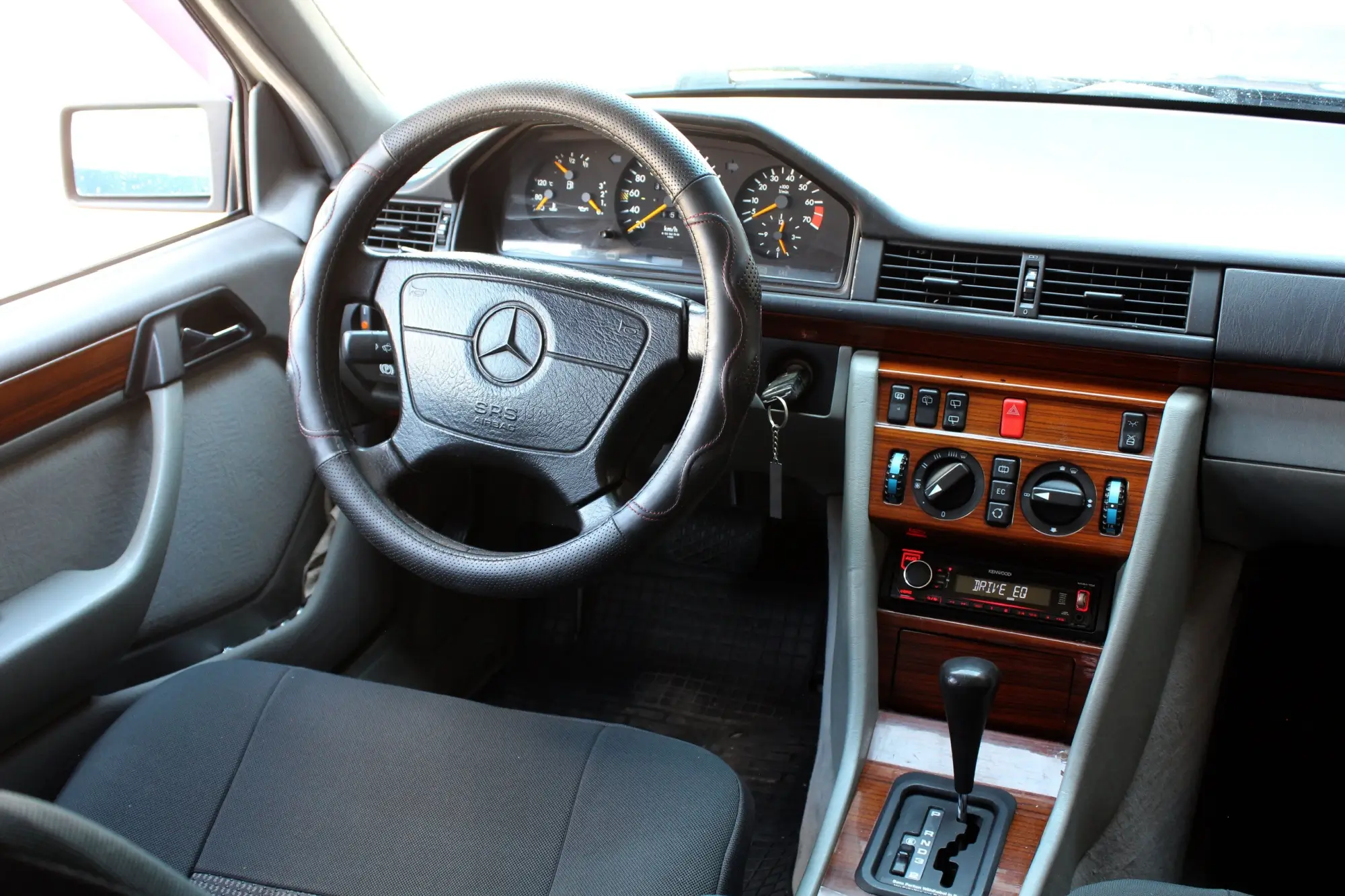Shutterstock_2484590967 - Techsvět Interiér Mercedesu W124