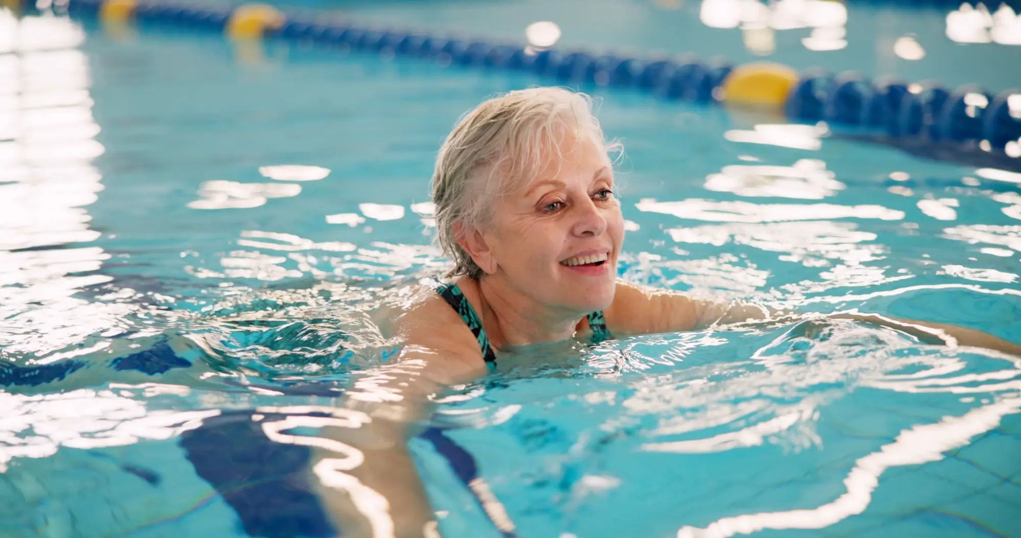 Shutterstock_2499118751 - Techsvět Seniorka plave