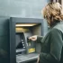 Žena u bankomatu