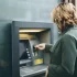 Žena vybírá z bankomatu