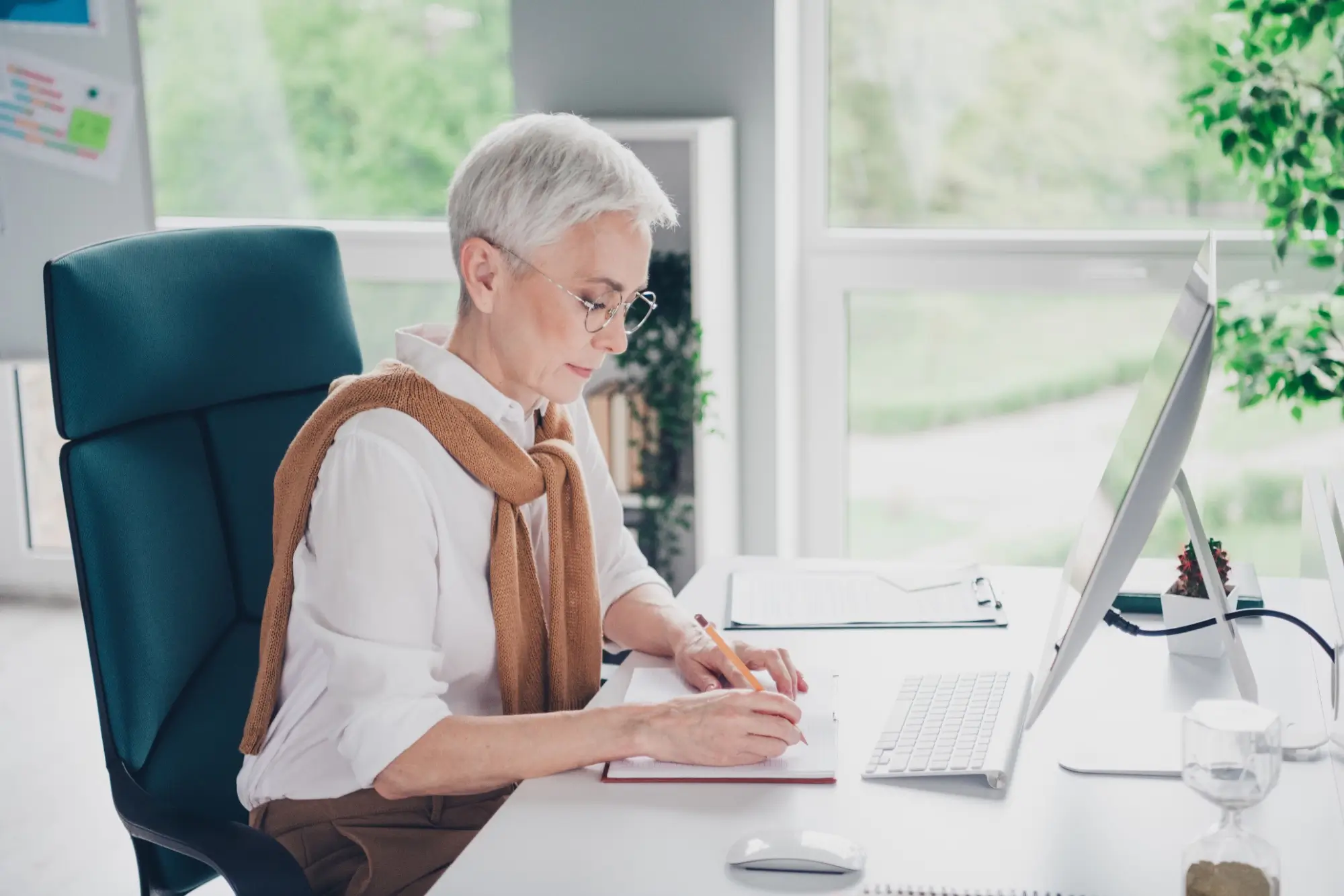 Shutterstock_2506408041 - Techsvět Pracující seniorka u počítače