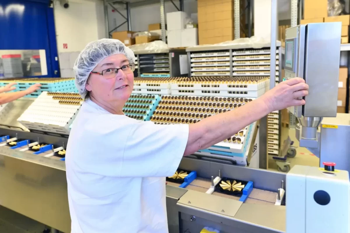 Žena pracuje na výrobní lince