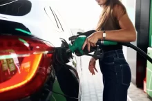 žena tankuje pohonné hmoty