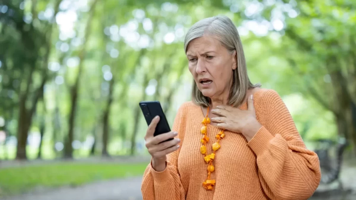 starší žena kouká do telefonu