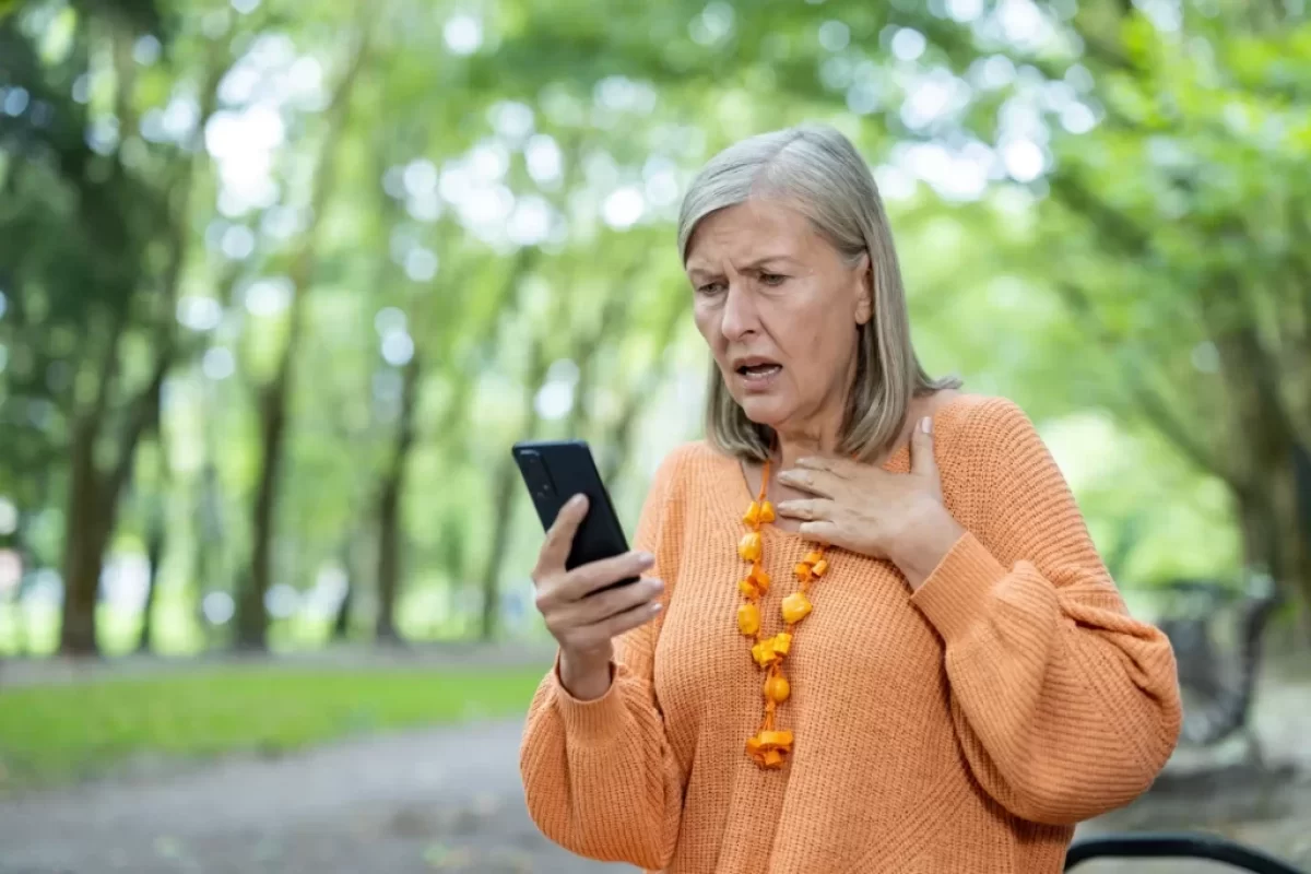 starší žena kouká do telefonu