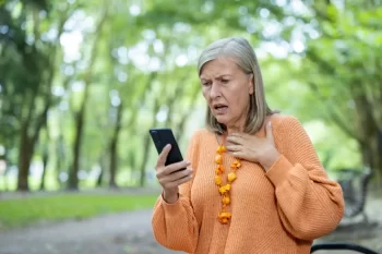 starší žena kouká do telefonu