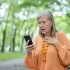 starší žena kouká do telefonu