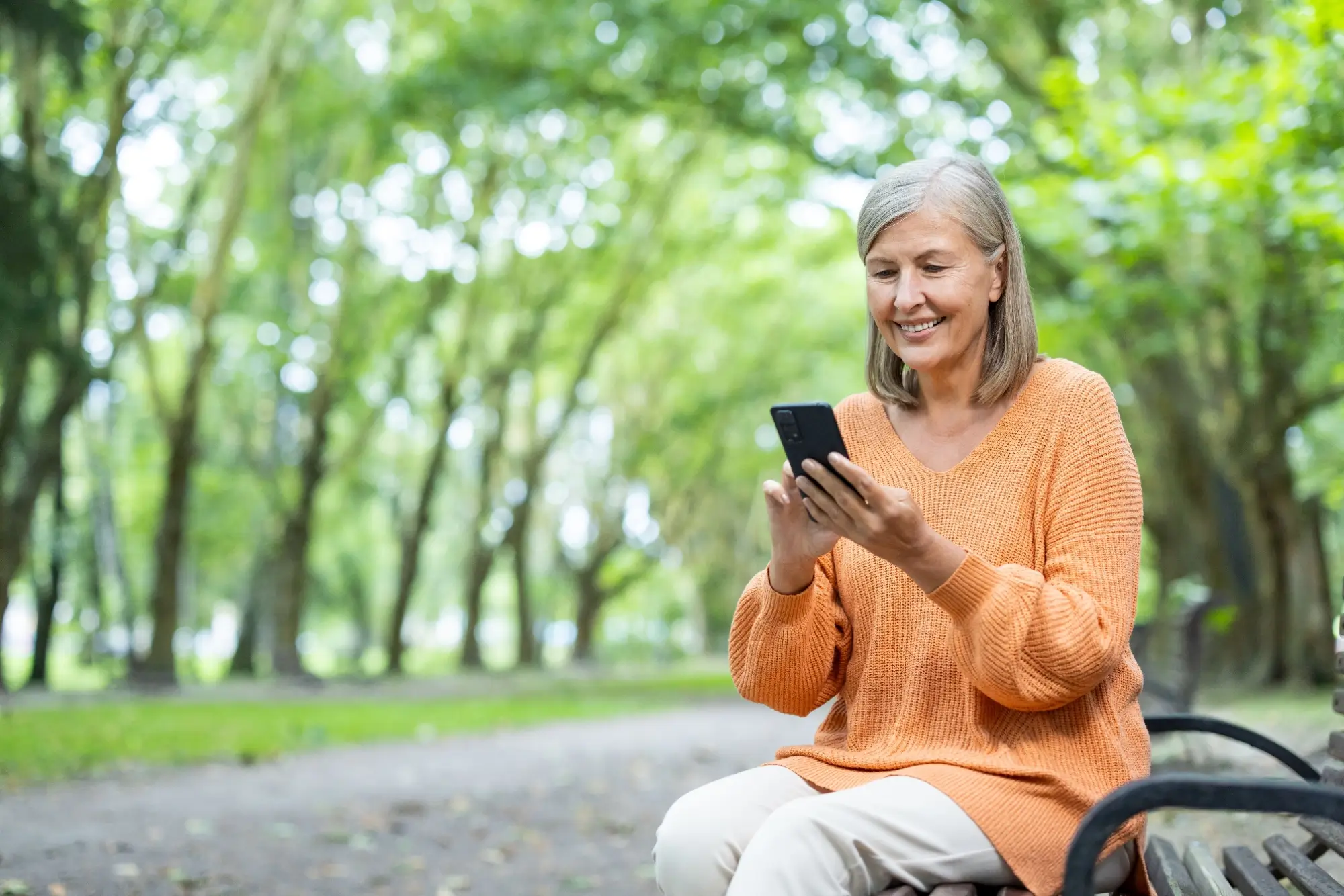 Shutterstock_2524377303 - Techsvět Seniorka ve svetru sedí venku