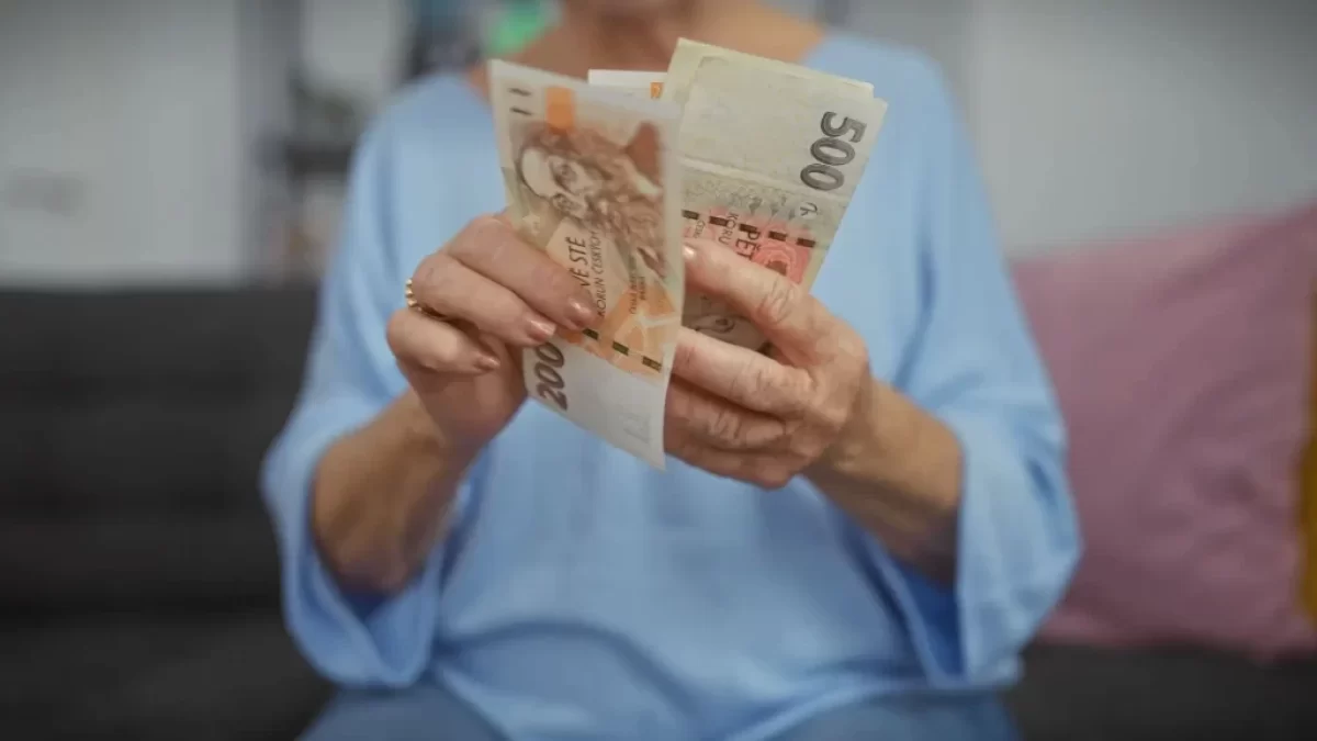 Stát nabízí poskytnutí finanční pomoci také seniorům.