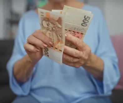 Stát nabízí poskytnutí finanční pomoci také seniorům.