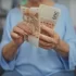 Stát nabízí poskytnutí finanční pomoci také seniorům.