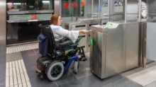 Osoba na vozíku využívá MHD