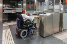 Osoba na vozíku využívá MHD