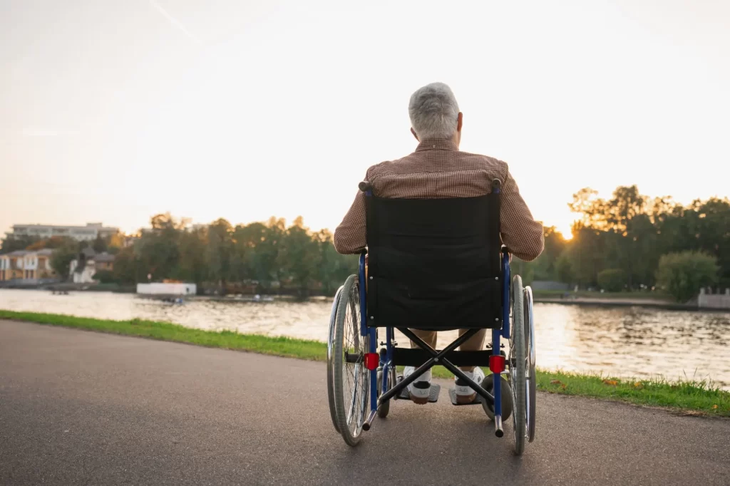 Lidé v invalidním důchodu často mají co dělat, aby vyžili, FOTO: Shutterstock - Techsvět muž na vozíku