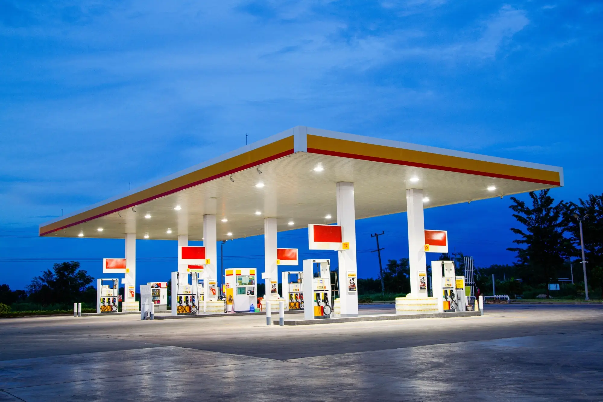 Shutterstock_2538141181 - Techsvět Čerpací stanice večer