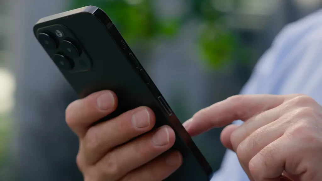 Přes mobilní telefon se k vašim datům dostávají útočníci nejčastěji, FOTo: Shutterstock - Techsvět muž drží mobilní telefon
