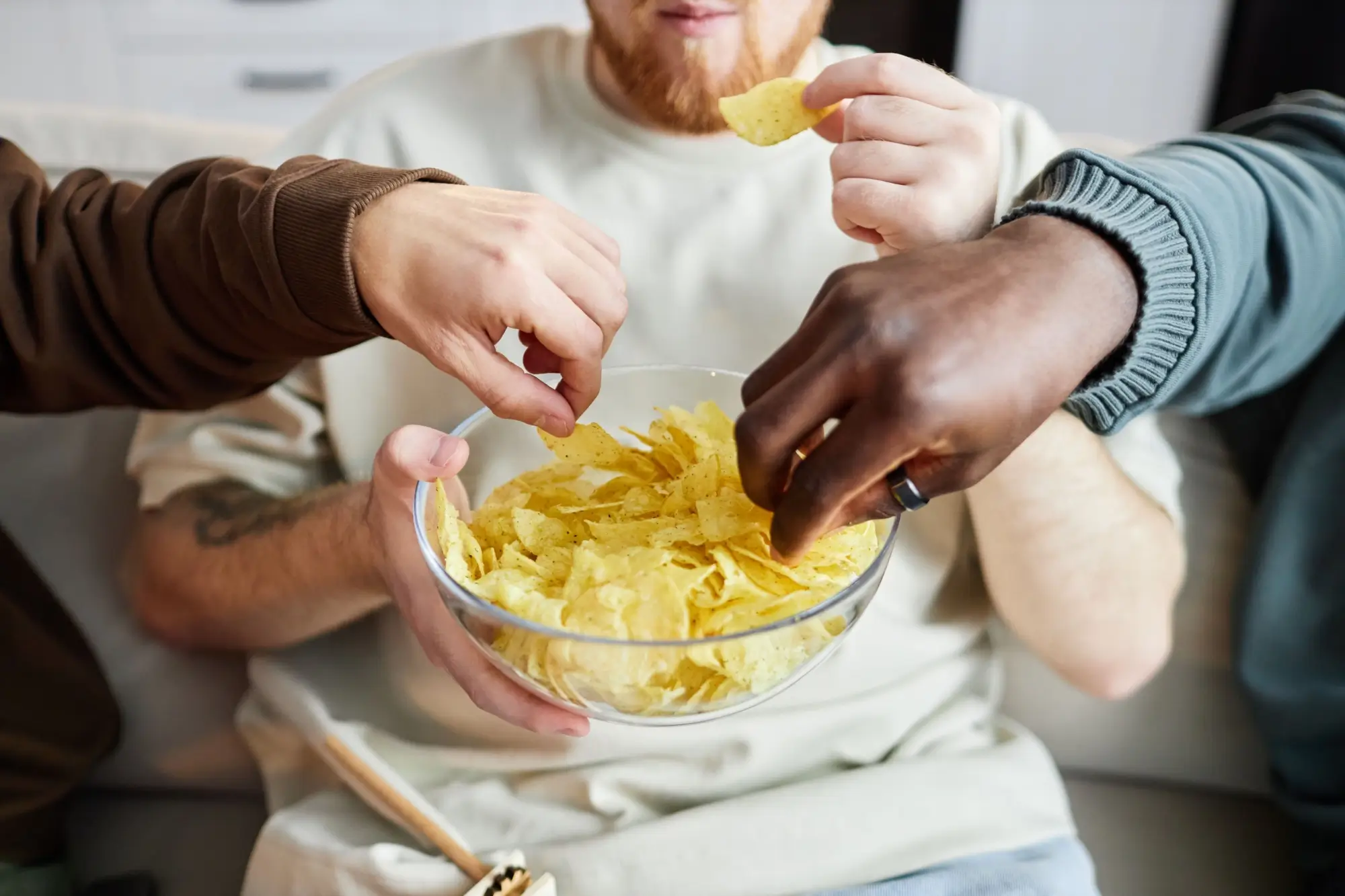 Shutterstock_2560052047 - Techsvět Brambůrky v míse