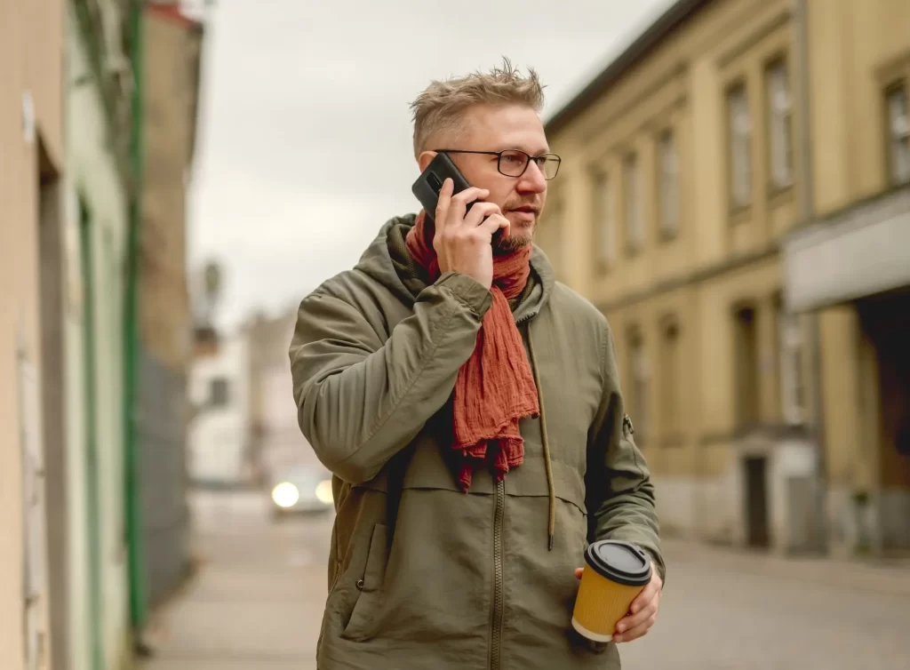Shutterstock_2563902679 - Techsvět Muž telefonuje