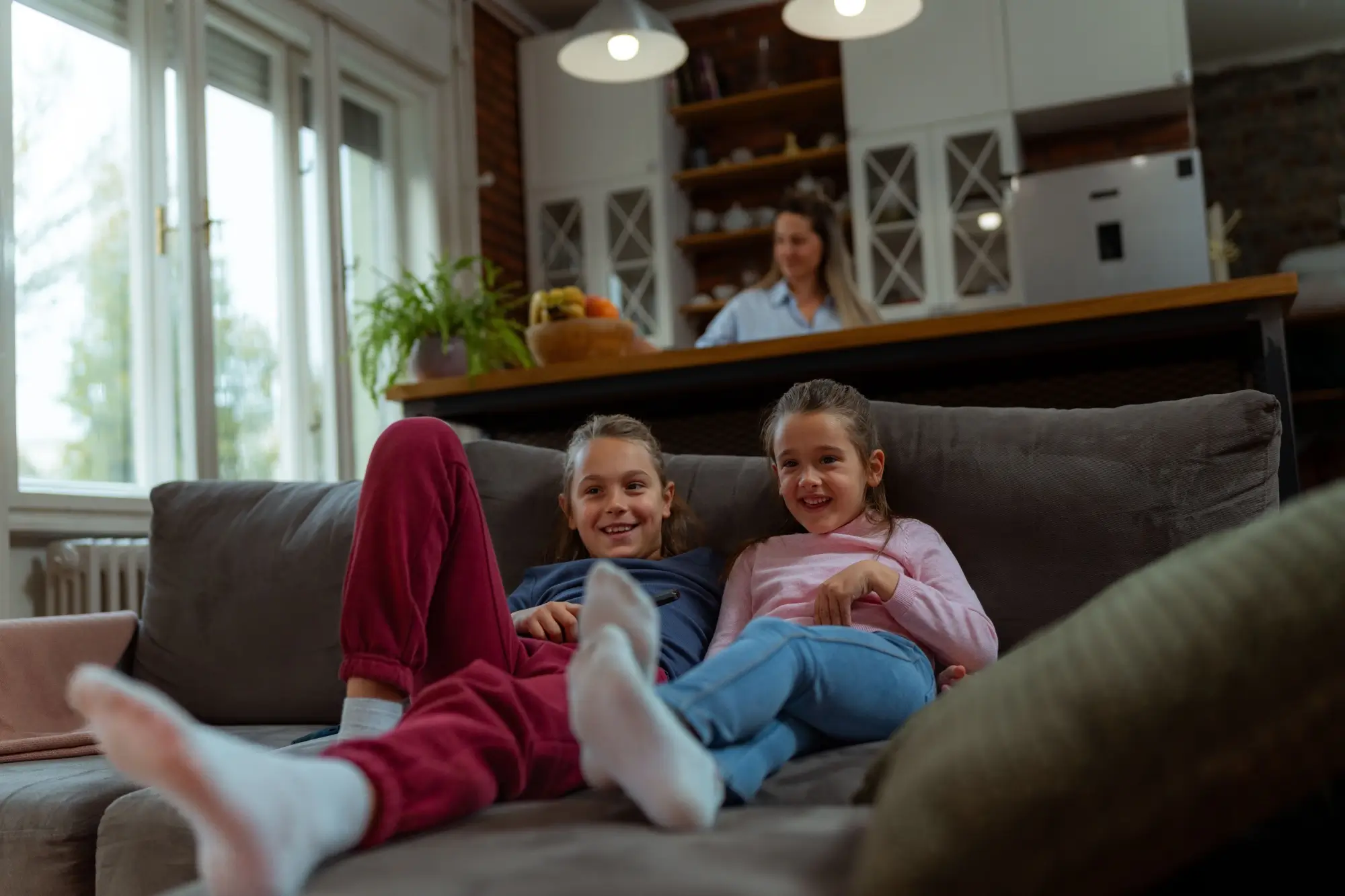 Shutterstock_2571912173 - Techsvět děti se dívají na televizi