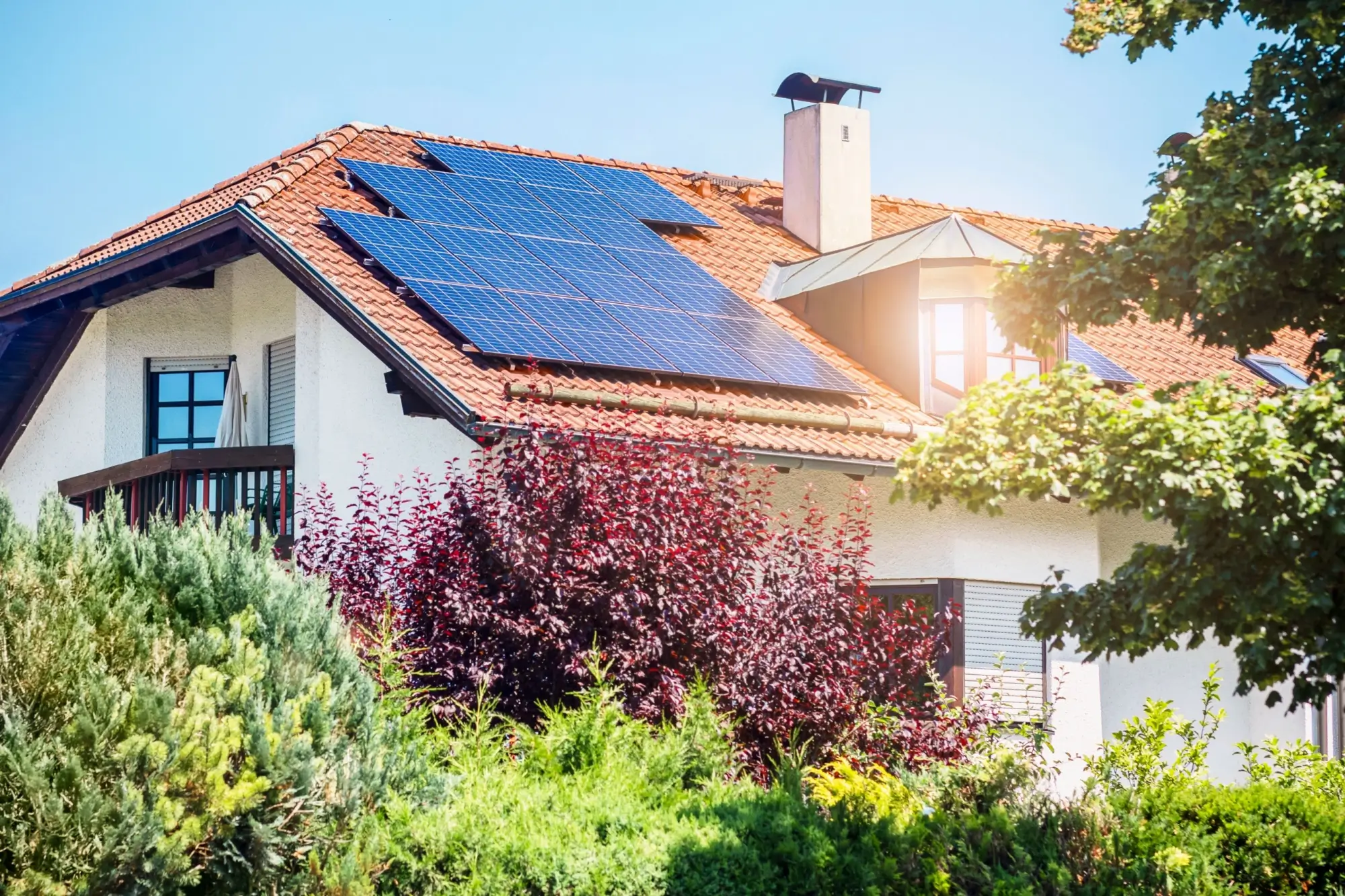 Shutterstock_2572346667 - Techsvět Dům se solárními panely