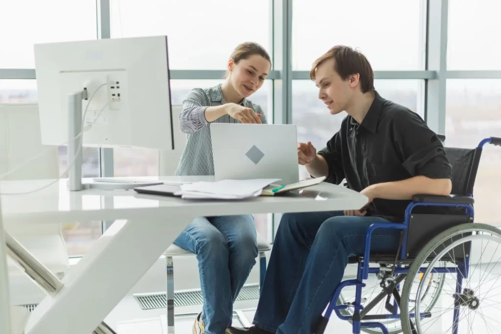 Invalidní důchod není překážkou v práci, FOTO: Shutterstock - Techsvět muž na vozíku pracuje