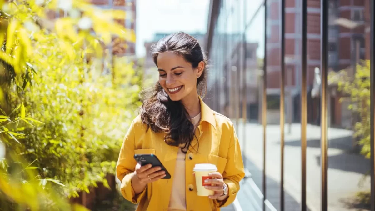 žena se dívá do mobilu