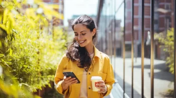 žena se dívá do mobilu