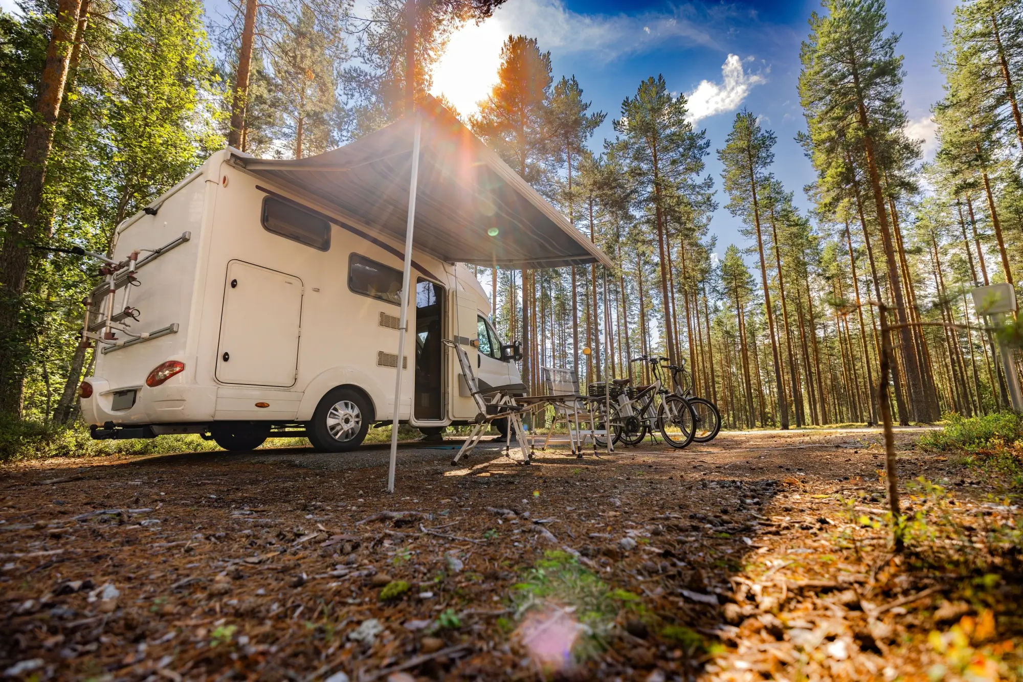 Shutterstock_2579714601 - Techsvět Obytný vůz v lese