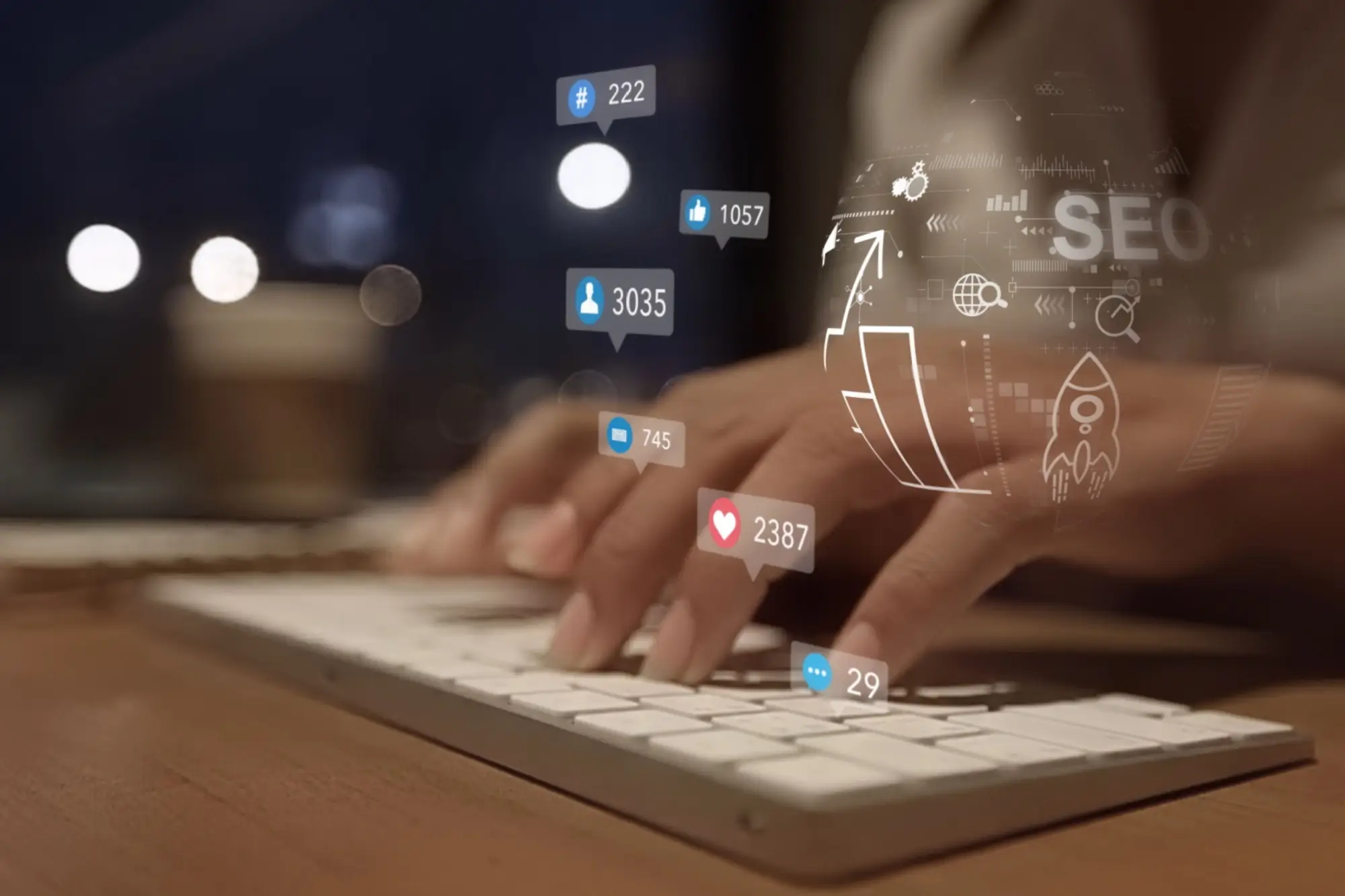 Shutterstock_2596861583 - Techsvět Ruce na klávesnici s piktogramy ze sociálních sítí