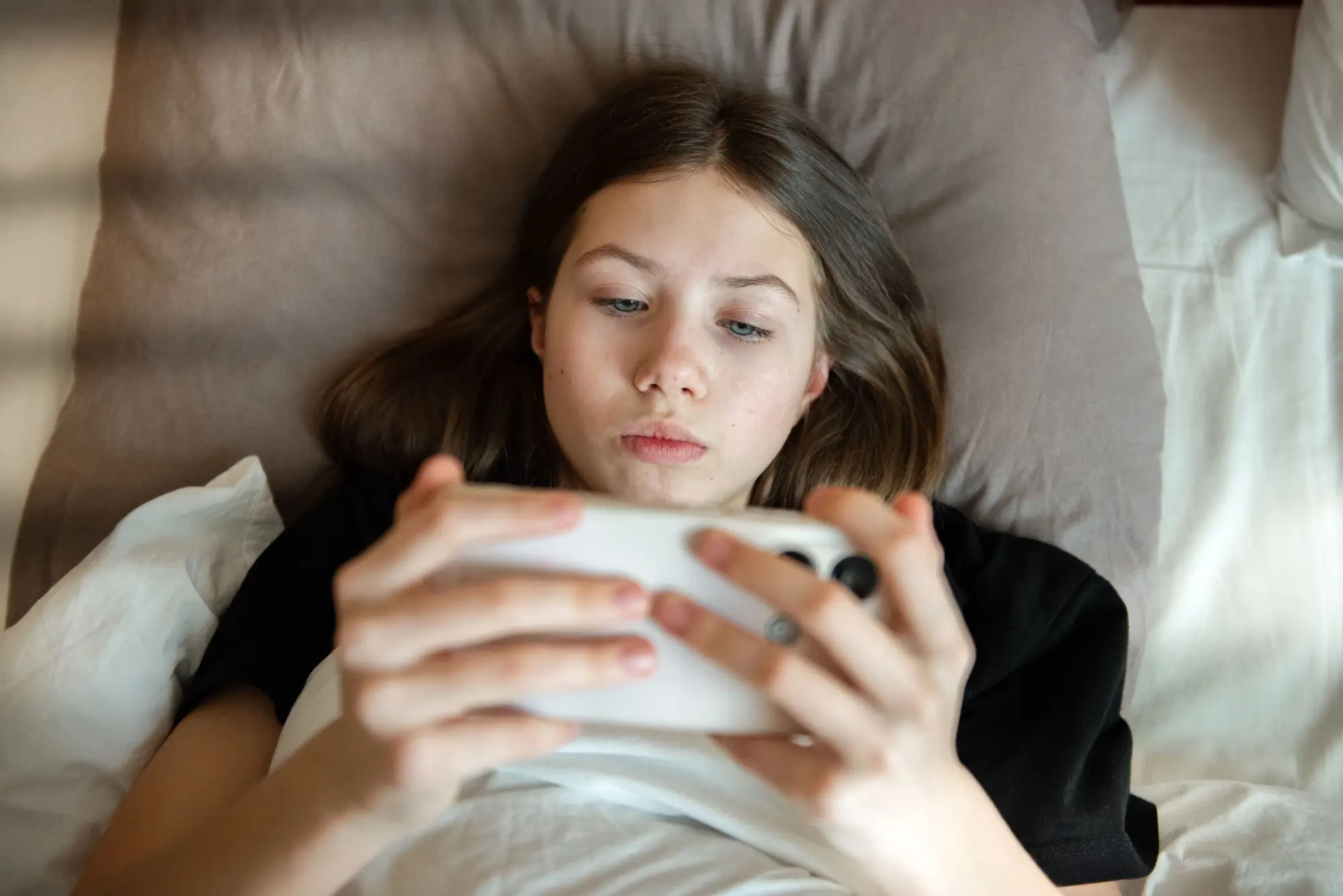 dívka se dívá do telefonu