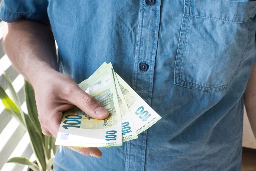 I na falešná eura můžete v Česku narazit, FOTO: Shutterstock - Techsvět muž drží peníze