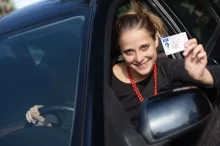 Žena s řidičákem za volantem
