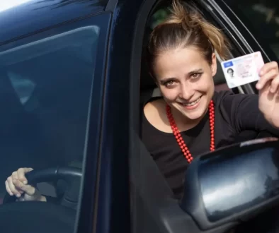 Žena s řidičákem za volantem