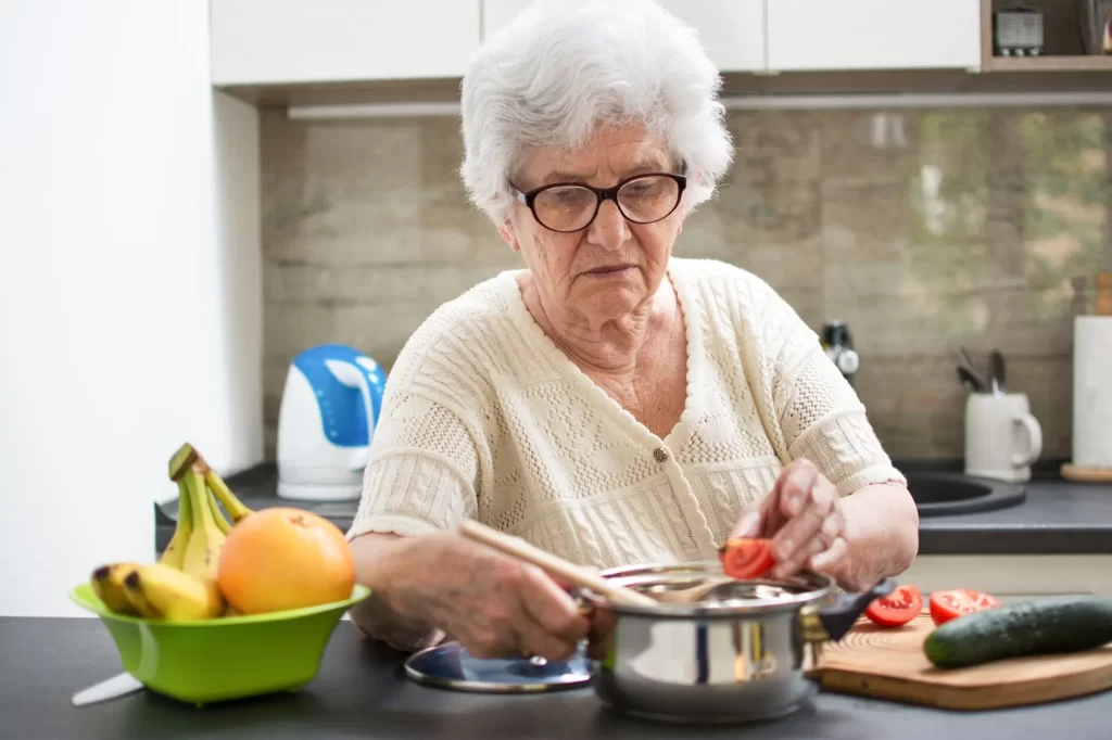 Shutterstock_416084407 - Techsvět Seniorka vaří