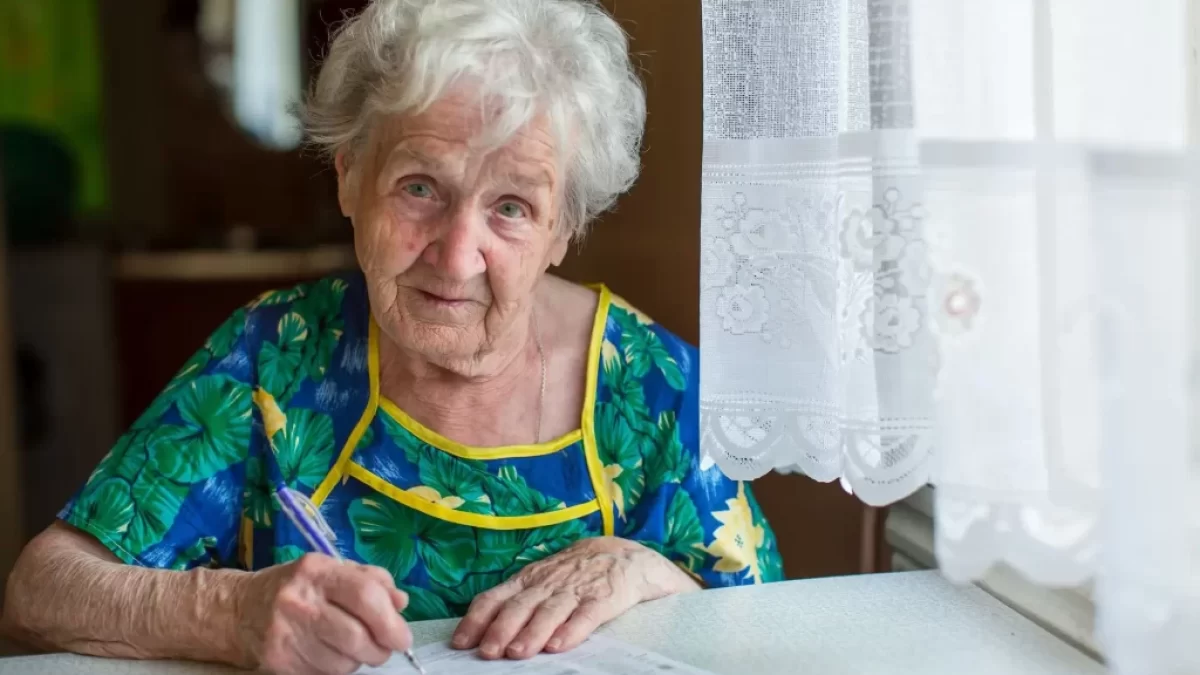 seniorka vyplňuje formulář